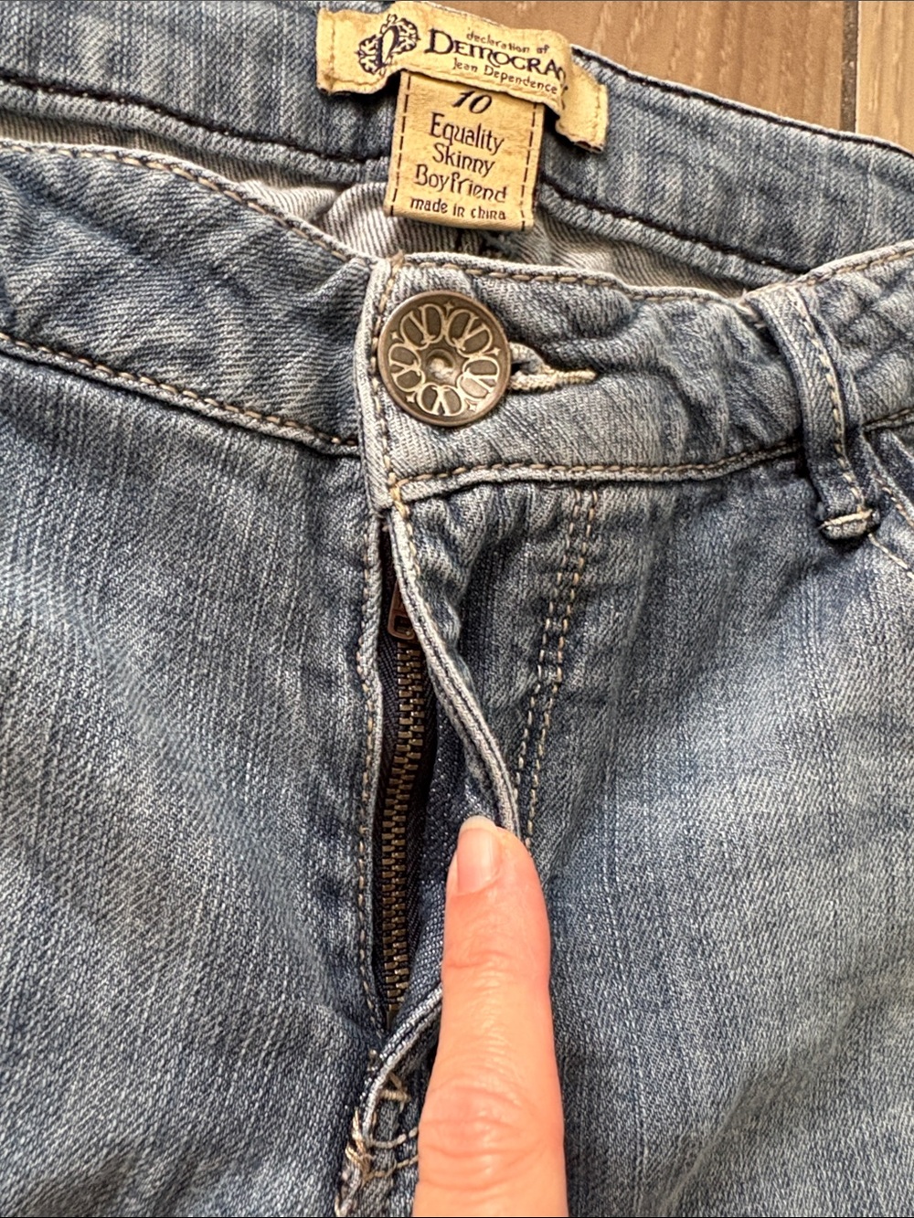 Democracy Equality Skinny Boyfriend Blue denim distressed Jeans Women’s 10 pants - Picture 4 of 10